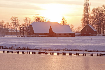 一个23的人能爱上35岁的人吗-年龄会不会有差距呢-